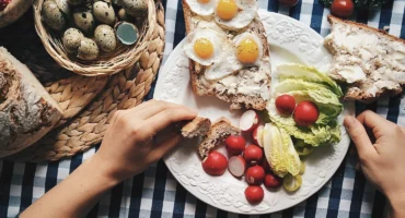Teller mit Frühstück – gesunde und nahrhafte Mahlzeit für einen energiegeladenen Start in den Tag bei Absolut You.
