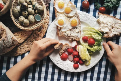 Teller mit Frühstück – gesunde und nahrhafte Mahlzeit für einen energiegeladenen Start in den Tag bei Absolut You.