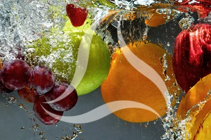 Früchte, die ins Wasser fallen – Symbol für frische, natürliche Zutaten im Zusammenhang mit Nahrungsergänzungsmitteln im Supplement Ratgeber bei Absolut You.