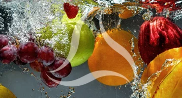 Früchte, die ins Wasser fallen – Symbol für frische, natürliche Zutaten im Zusammenhang mit Nahrungsergänzungsmitteln im Supplement Ratgeber bei Absolut You.