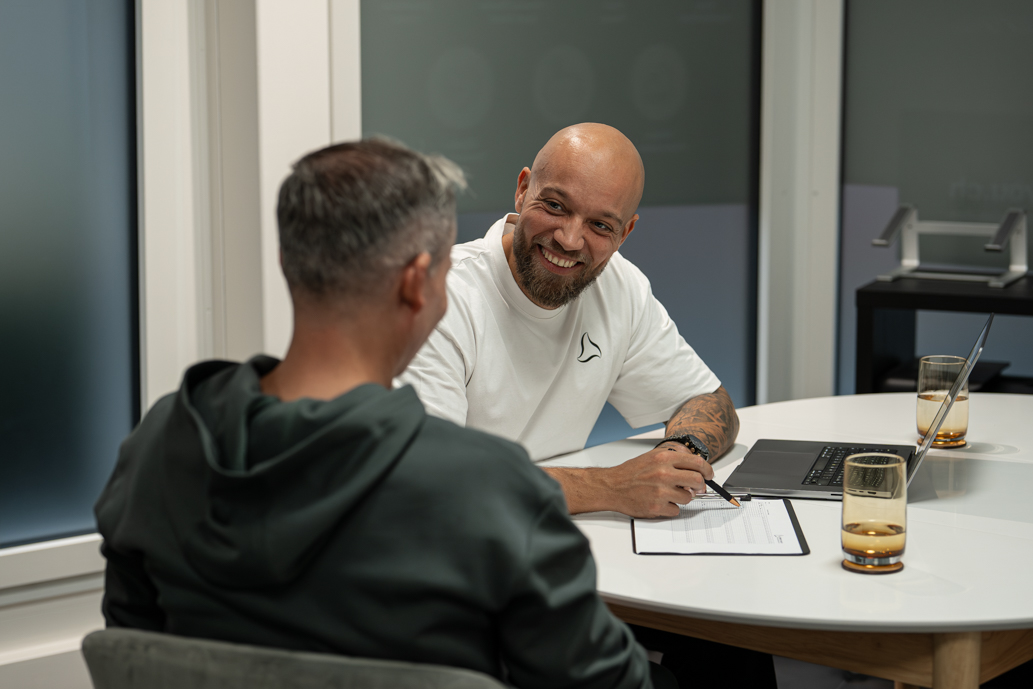 Florian und Christoph beim Personal Coaching-Termin – Besprechung des neuen Trainingsplans bei Absolut You.