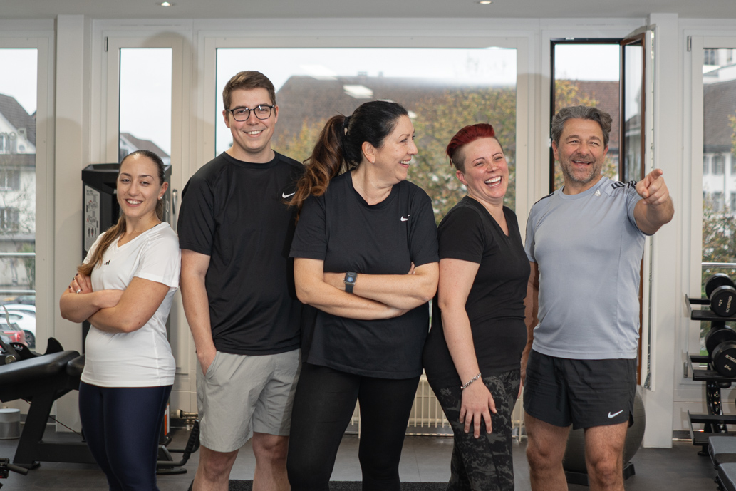 Glückliche Absolut You Kunden: Michi, Talita, Urs, Sabrina und Iréne – Erfolge durch individuelles Personal Training.