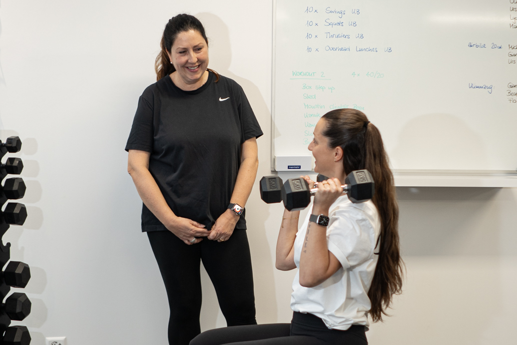 Carina demonstriert die Übung Kurzhantel Military Press für Iréne – Stärkung der Schultern und Oberkörpermuskulatur bei Absolut You.