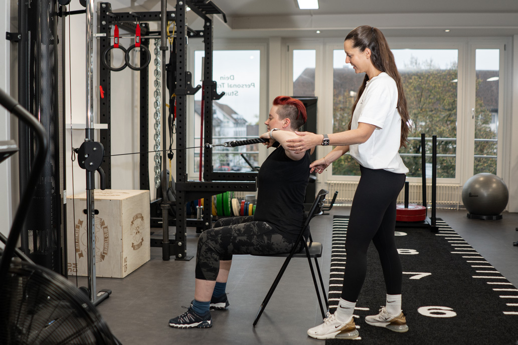 Talita bei der Übung Facepulls mit Carina als Trainerin – Fokus auf Schulterstabilität und Körperhaltung bei Absolut You.
