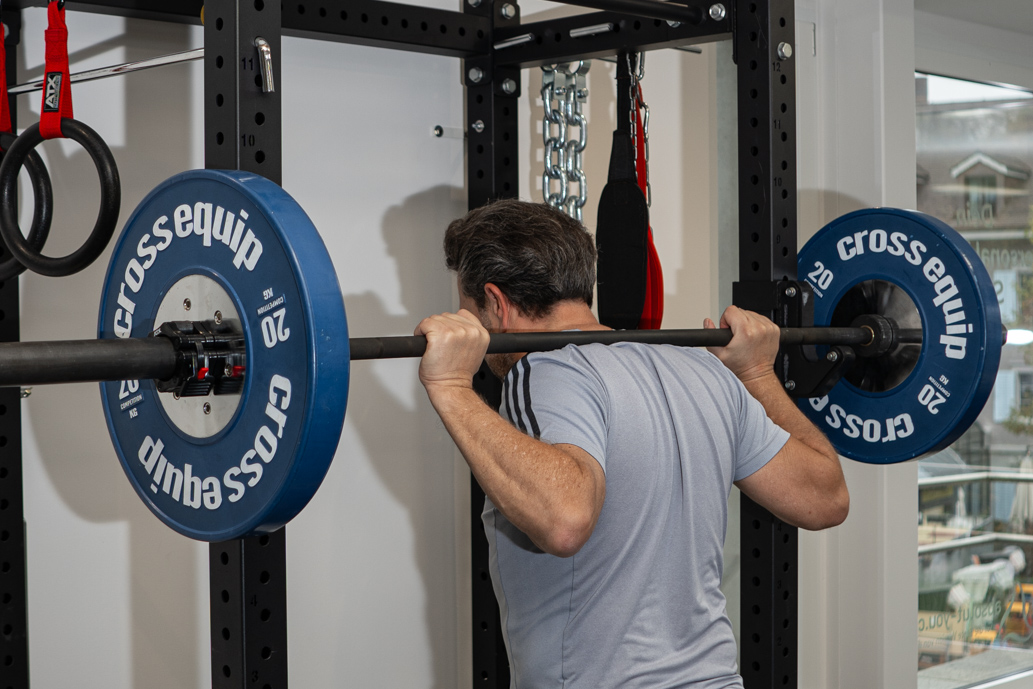 Urs bei der Langhantel Kniebeuge – Effektive Übung für Kraftaufbau und Fitness bei Absolut You.