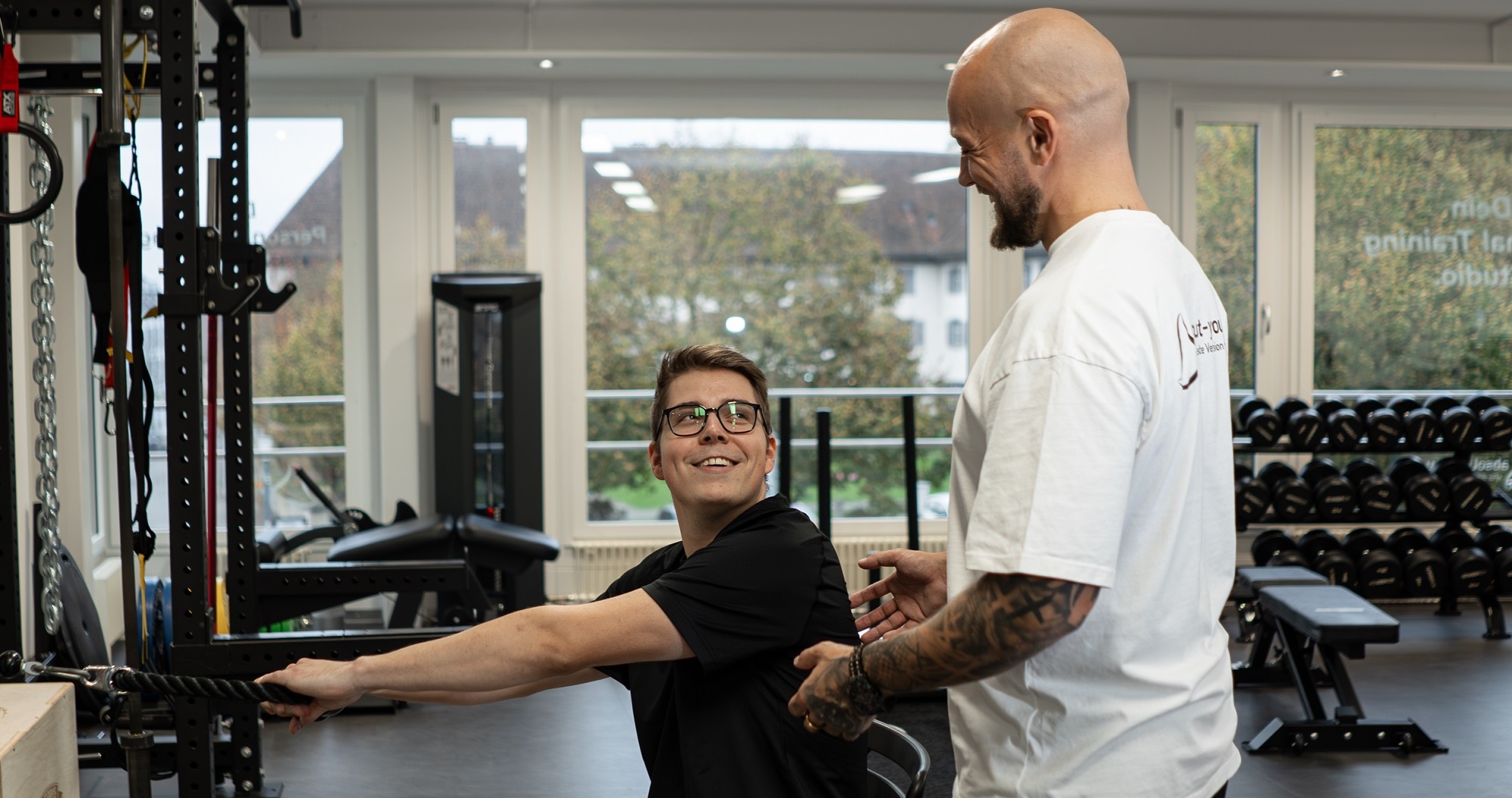 Michi bei der Übung Facepulls mit Florian als Trainer – Verbesserung der Schulterstabilität und Haltung bei Absolut You.